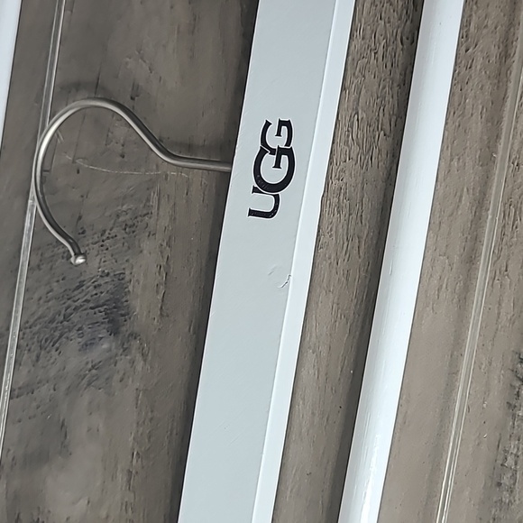3 UGG Blanket Hangers - Picture 3 of 5